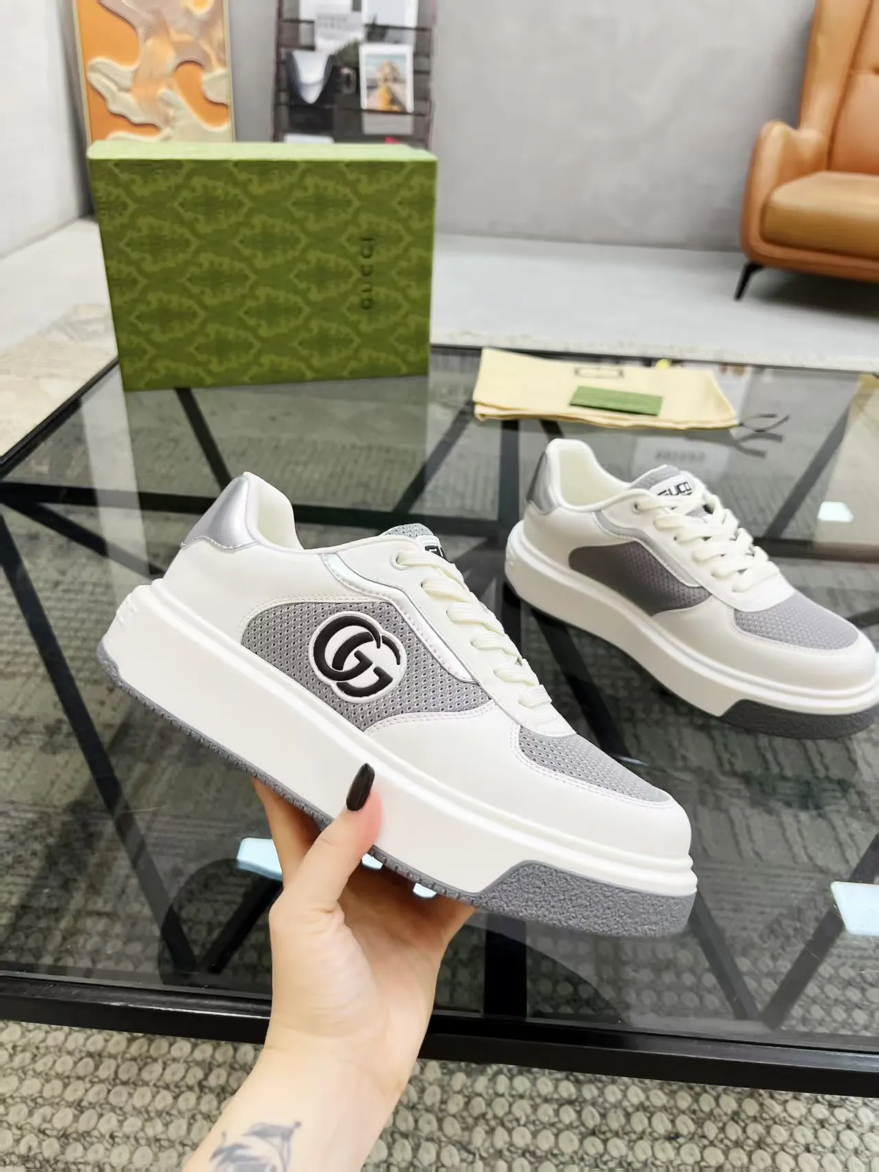 P440 new men's shoes GUCCI [Lightning] latest shoes are shipped. Original quality, fashionable, made of special materials, sheepskin lining, brand new packaging. The foot feels super comfortable and the workmanship is impeccable. Size: 38-45